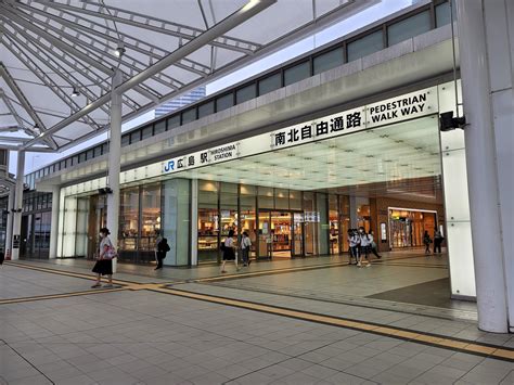 広島駅 モーニング 早朝 - 朝の光が駅を包む瞬間、何が始まるのか？